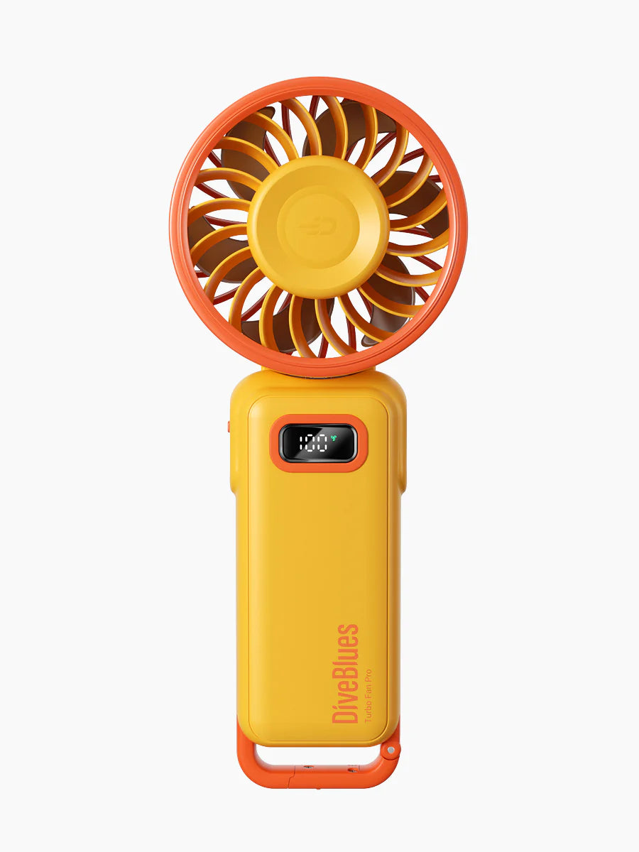 Oranje Diveblues AIR oplaadbare handventilator met Crab-Claw™ karabijnhaak, Horizon-Flip™ 180° vouwontwerp en Sea-Breeze™ traploze 1-100 snelheid.