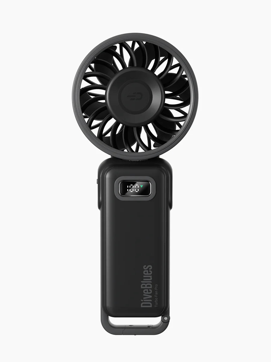 Zwarte Diveblues AIR oplaadbare handventilator met Crab-Claw™ karabijnhaak, Horizon-Flip™ 180° vouwontwerp en Sea-Breeze™ traploze 1-100 snelheid.