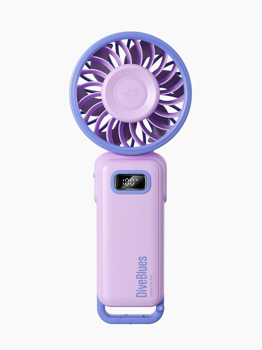 Paarse Diveblues AIR oplaadbare handventilator met Crab-Claw™ karabijnhaak, Horizon-Flip™ 180° vouwontwerp en Sea-Breeze™ traploze 1-100 snelheid.