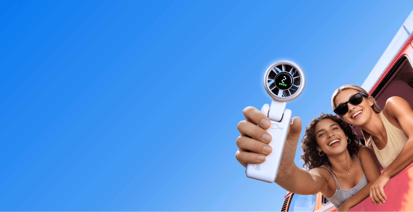 twee blije vrouwen met hun diveblues handventilator