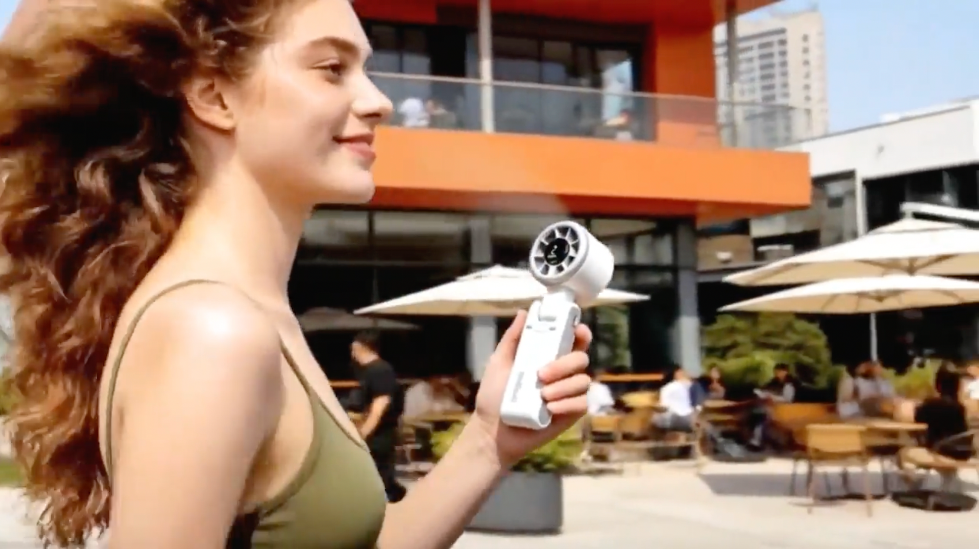 Diveblues handventilator in gebruik tijdens outdoor activiteit - verkoeling onderweg