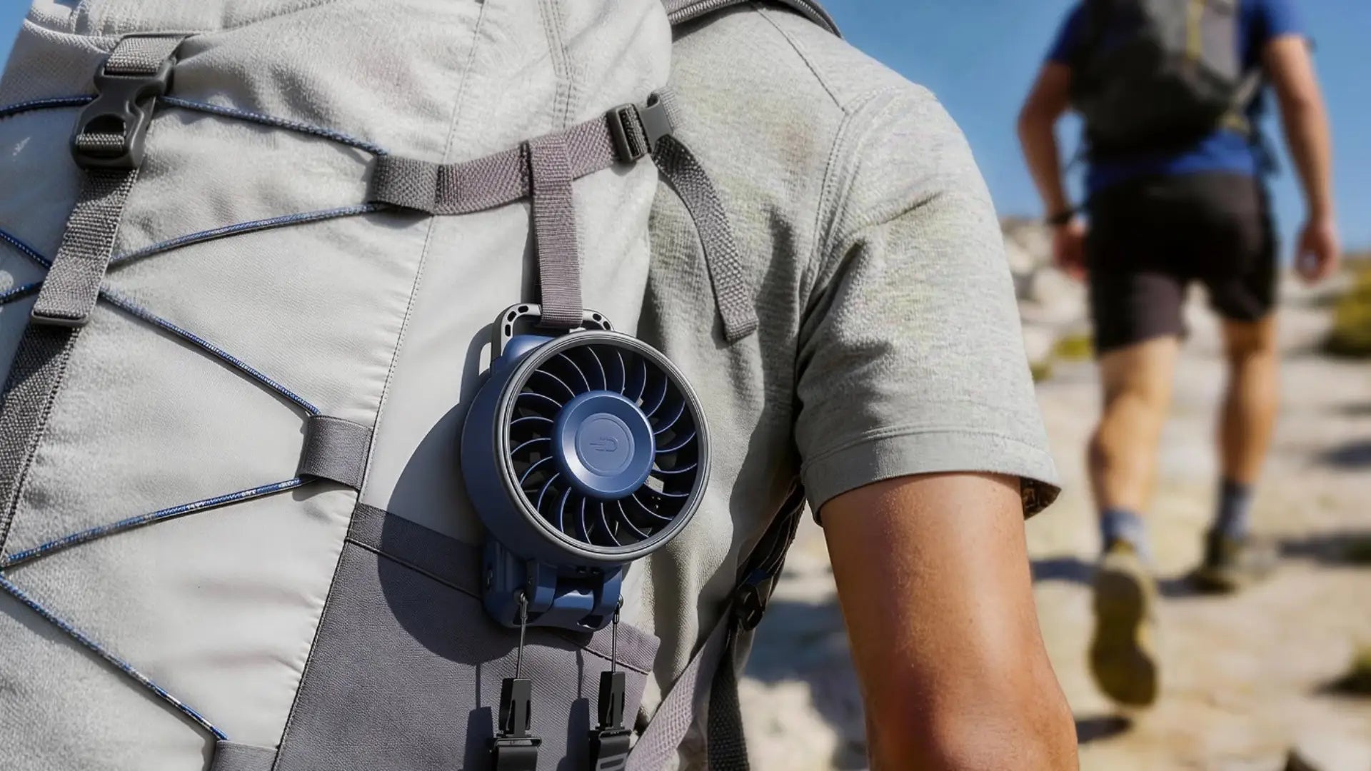 Draagbare oplaadbare ventilator gebruikt tijdens wandelen in de bergen – Diveblues Air